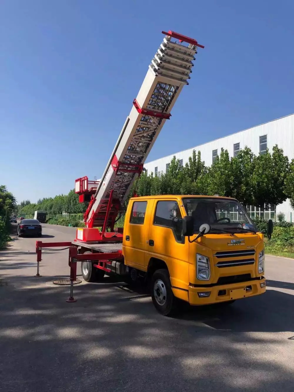 牙叉镇附近的云梯车出租服务：轻松解决高空作业需求